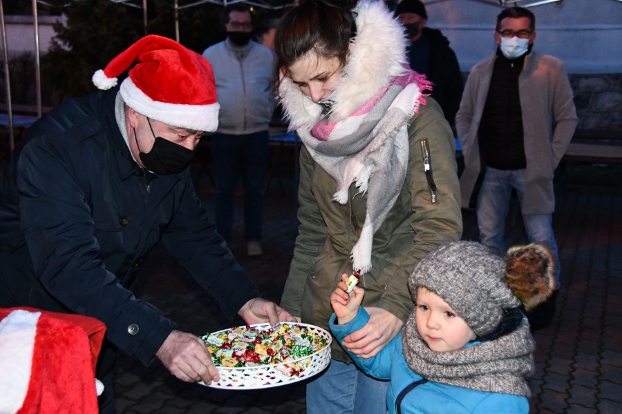 W Witkowie czuć już nastrój świąt. Rozbłysły świąteczne iluminacje